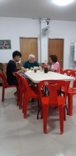 Bill, Jaruwan & Choot enjoying dinner